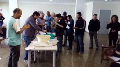 Confeccionando tabletes de argila para o exercício da escrita cuneiforme.