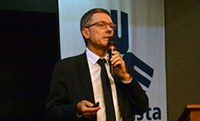 Polarização política influencia cenário econômico do Brasil, aponta palestrante