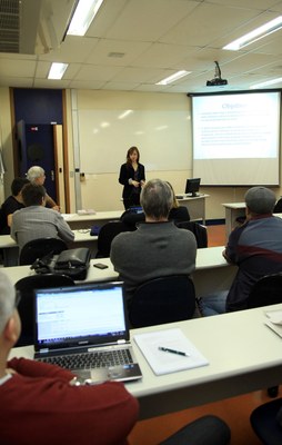 Aluna do programa de Pós-Graduação em Comunicação Social apresentando o seu trabalho.