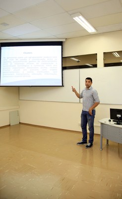 Aluno apresentando trabalho.
