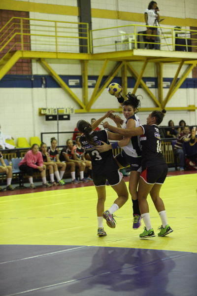 Atalita no jogo de estreia no Paulista Feminino 2014.jpg