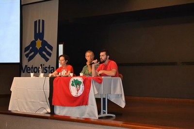 Vitor Mendes Monteiro (à dir.) e Carolina Vigliar durante X Encontro de Movimentos Populares e Cidadania