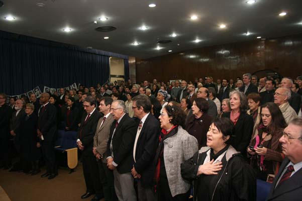 Público presente no ato canta o Hino Nacional
