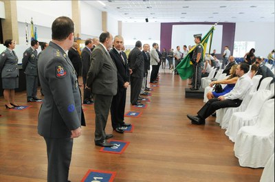 Momento da entra da medalha Coronel Paul Balagny. Foto: Divulgação/Polícia Militar