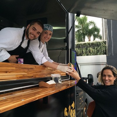 Camila Pavani (ao centro), Proprietária do Food Truck